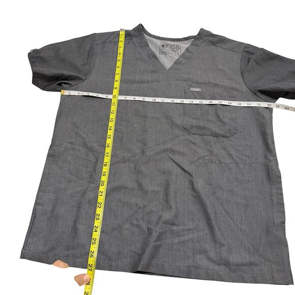 EUC Figs men’s gray scrub top sz M front pocket nurse attire workwear gently usd - Picture 6 of 13
